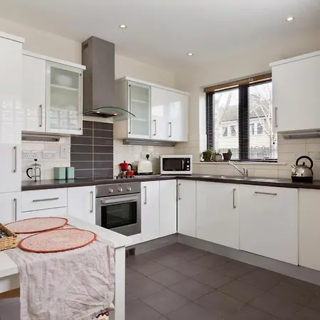 Spectacular 2 Bedroom Apartment With Sunny Garden & Terrace-3