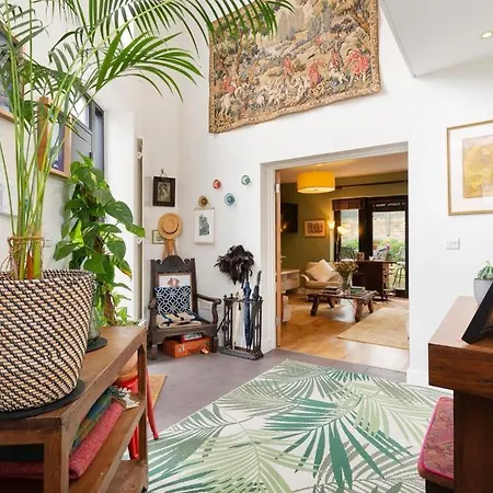 Spectacular 2 Bedroom Apartment With Sunny Garden & Terrace-2